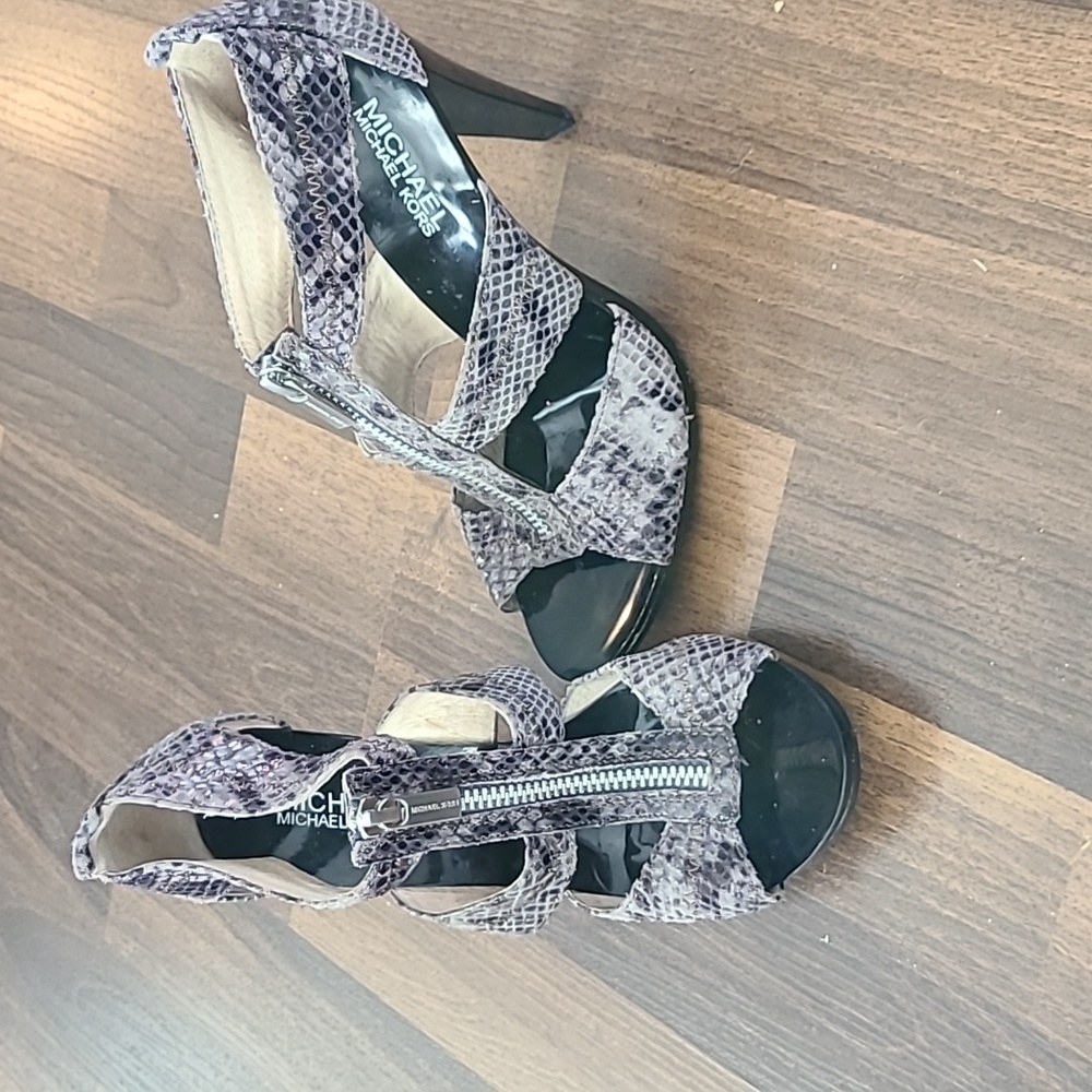 Micheal Kors Berkley Gray Snakeskin Print Peep Toe Heels Booties size 6.5